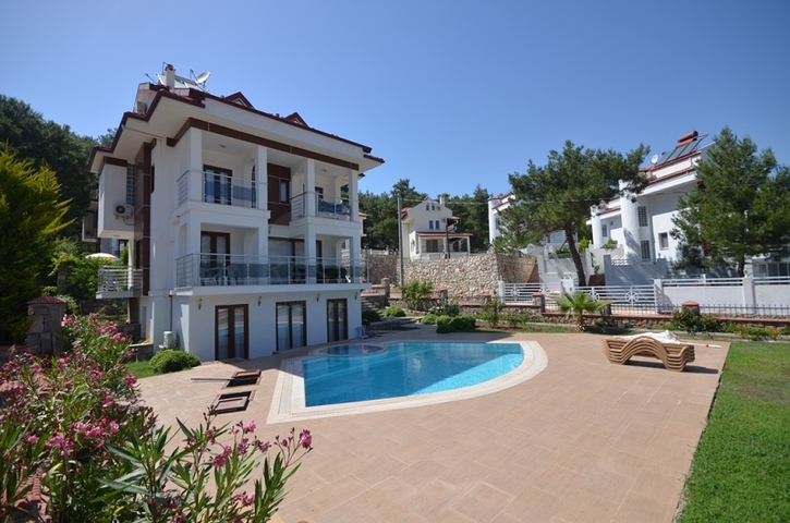 فيلا للبيع بالقرب من بحيرة هيسارونو