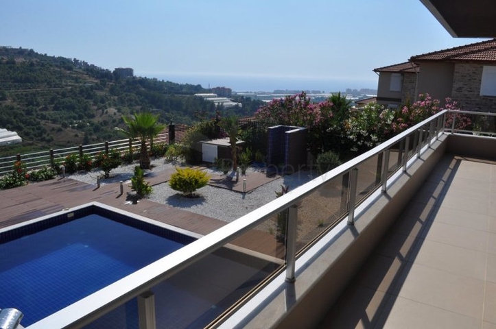 فيلا للبيع من قبل المالك مع إطلالة رائعة على البحر الأبيض المتوسط و المدينة في منطقة كارجي جاك – ألانيا