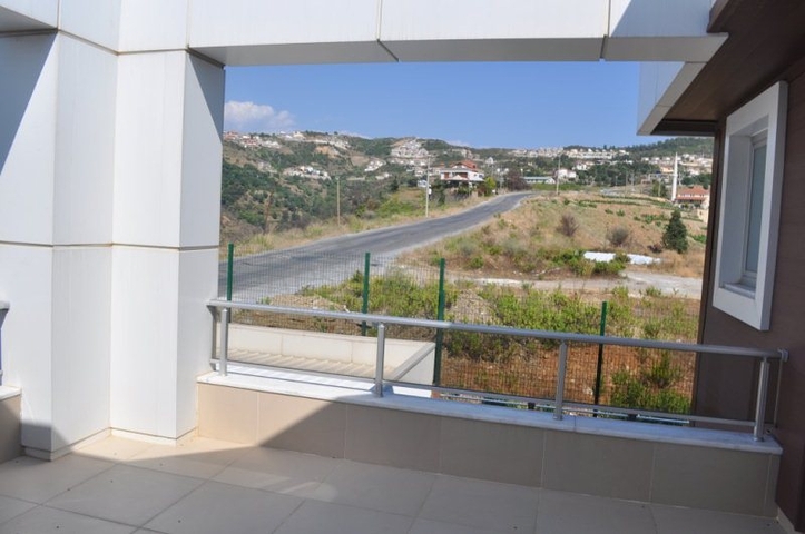 فيلا للبيع من قبل المالك مع إطلالة رائعة على البحر الأبيض المتوسط و المدينة في منطقة كارجي جاك – ألانيا