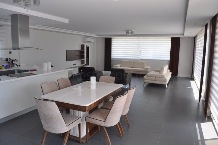 فيلا للبيع من قبل المالك مع إطلالة رائعة على البحر الأبيض المتوسط و المدينة في منطقة كارجي جاك – ألانيا