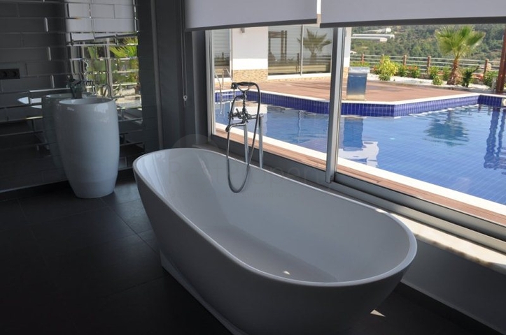 فيلا للبيع من قبل المالك مع إطلالة رائعة على البحر الأبيض المتوسط و المدينة في منطقة كارجي جاك – ألانيا