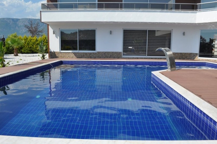 فيلا للبيع من قبل المالك مع إطلالة رائعة على البحر الأبيض المتوسط و المدينة في منطقة كارجي جاك – ألانيا