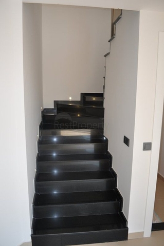 فيلا للبيع من قبل المالك مع إطلالة رائعة على البحر الأبيض المتوسط و المدينة في منطقة كارجي جاك – ألانيا