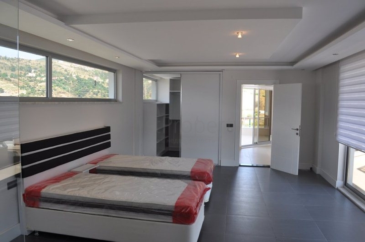 فيلا للبيع من قبل المالك مع إطلالة رائعة على البحر الأبيض المتوسط و المدينة في منطقة كارجي جاك – ألانيا