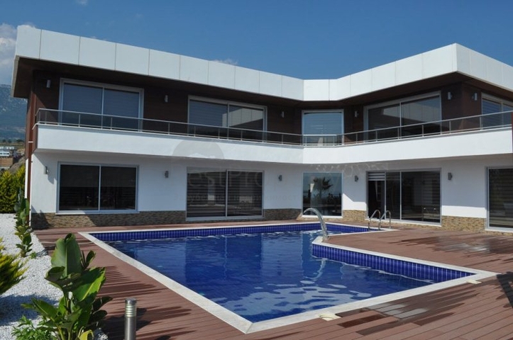 فيلا للبيع من قبل المالك مع إطلالة رائعة على البحر الأبيض المتوسط و المدينة في منطقة كارجي جاك – ألانيا