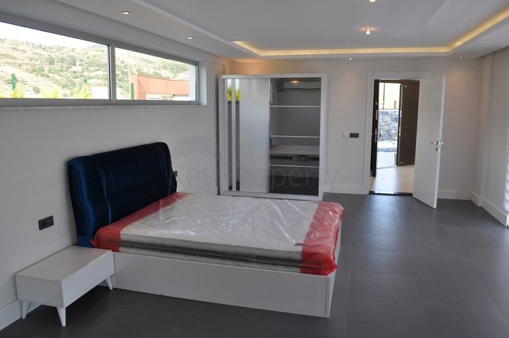 فيلا للبيع من قبل المالك مع إطلالة رائعة على البحر الأبيض المتوسط و المدينة في منطقة كارجي جاك – ألانيا