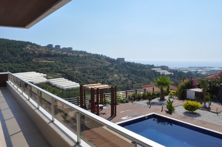 فيلا للبيع من قبل المالك مع إطلالة رائعة على البحر الأبيض المتوسط و المدينة في منطقة كارجي جاك – ألانيا