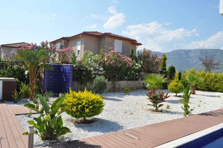 فيلا للبيع من قبل المالك مع إطلالة رائعة على البحر الأبيض المتوسط و المدينة في منطقة كارجي جاك – ألانيا