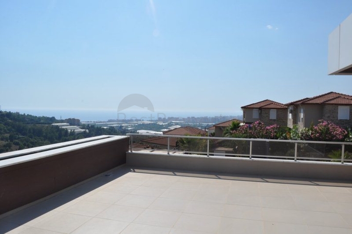 فيلا للبيع من قبل المالك مع إطلالة رائعة على البحر الأبيض المتوسط و المدينة في منطقة كارجي جاك – ألانيا