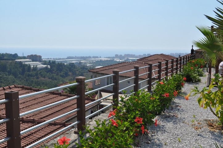 فيلا للبيع من قبل المالك مع إطلالة رائعة على البحر الأبيض المتوسط و المدينة في منطقة كارجي جاك – ألانيا