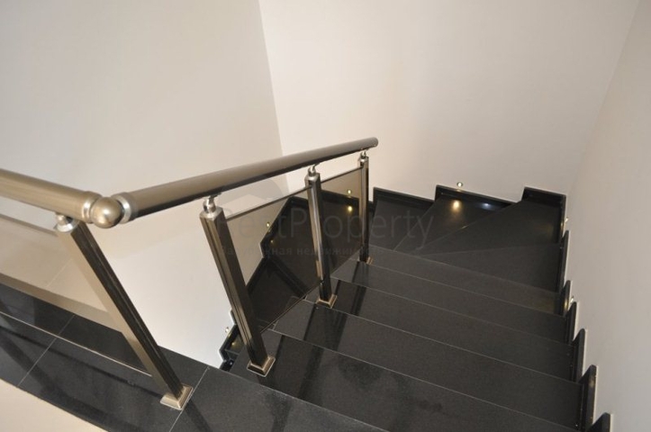 فيلا للبيع من قبل المالك مع إطلالة رائعة على البحر الأبيض المتوسط و المدينة في منطقة كارجي جاك – ألانيا