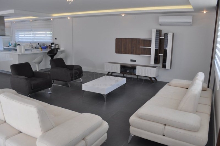 فيلا للبيع من قبل المالك مع إطلالة رائعة على البحر الأبيض المتوسط و المدينة في منطقة كارجي جاك – ألانيا