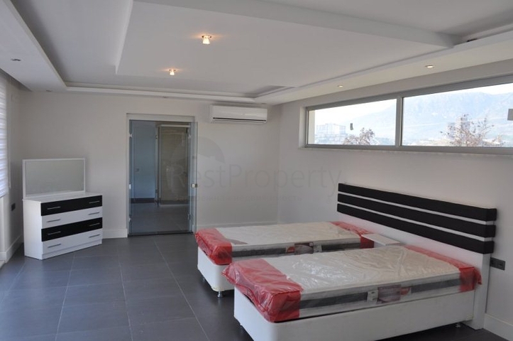 فيلا للبيع من قبل المالك مع إطلالة رائعة على البحر الأبيض المتوسط و المدينة في منطقة كارجي جاك – ألانيا