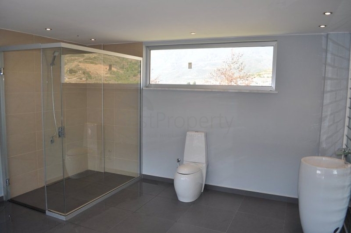 فيلا للبيع من قبل المالك مع إطلالة رائعة على البحر الأبيض المتوسط و المدينة في منطقة كارجي جاك – ألانيا