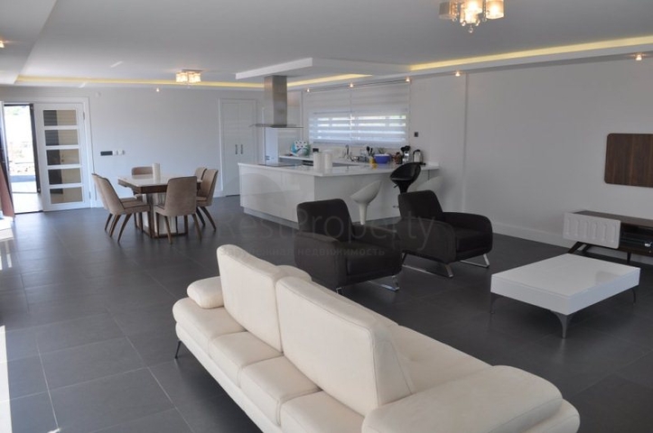 فيلا للبيع من قبل المالك مع إطلالة رائعة على البحر الأبيض المتوسط و المدينة في منطقة كارجي جاك – ألانيا