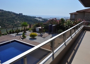 فيلا للبيع من قبل المالك مع إطلالة رائعة على البحر الأبيض المتوسط و المدينة في منطقة كارجي جاك – ألانيا