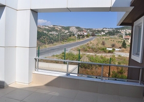 فيلا للبيع من قبل المالك مع إطلالة رائعة على البحر الأبيض المتوسط و المدينة في منطقة كارجي جاك – ألانيا