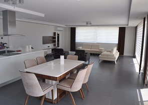 فيلا للبيع من قبل المالك مع إطلالة رائعة على البحر الأبيض المتوسط و المدينة في منطقة كارجي جاك – ألانيا