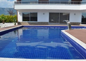 فيلا للبيع من قبل المالك مع إطلالة رائعة على البحر الأبيض المتوسط و المدينة في منطقة كارجي جاك – ألانيا