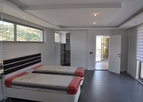 فيلا للبيع من قبل المالك مع إطلالة رائعة على البحر الأبيض المتوسط و المدينة في منطقة كارجي جاك – ألانيا