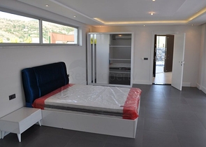 فيلا للبيع من قبل المالك مع إطلالة رائعة على البحر الأبيض المتوسط و المدينة في منطقة كارجي جاك – ألانيا