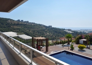 فيلا للبيع من قبل المالك مع إطلالة رائعة على البحر الأبيض المتوسط و المدينة في منطقة كارجي جاك – ألانيا