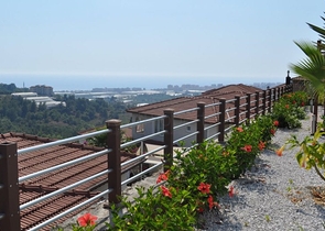 فيلا للبيع من قبل المالك مع إطلالة رائعة على البحر الأبيض المتوسط و المدينة في منطقة كارجي جاك – ألانيا