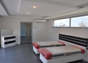 فيلا للبيع من قبل المالك مع إطلالة رائعة على البحر الأبيض المتوسط و المدينة في منطقة كارجي جاك – ألانيا