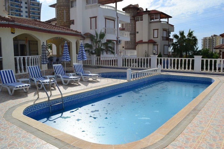 فيلا بتخطيط 3+1 بإطلالة بحرية جلية في منطقة محمود لار – ألانيا