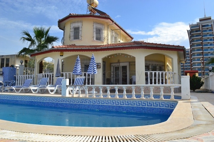 فيلا بتخطيط 3+1 بإطلالة بحرية جلية في منطقة محمود لار – ألانيا