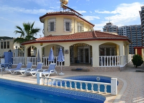 فيلا بتخطيط 3+1 بإطلالة بحرية جلية في منطقة محمود لار – ألانيا