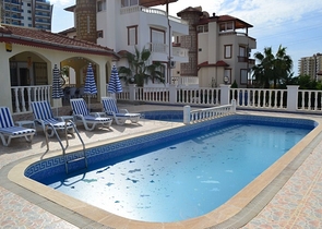 فيلا بتخطيط 3+1 بإطلالة بحرية جلية في منطقة محمود لار – ألانيا