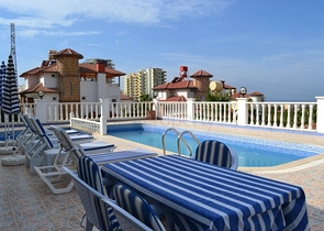 فيلا بتخطيط 3+1 بإطلالة بحرية جلية في منطقة محمود لار – ألانيا