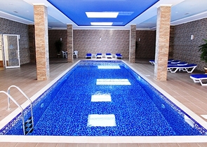 تصاميم مختلفة - دوبلكس غرفتين وصالة ضمن مجمع خمس نجوم في اوبا / الانيا 