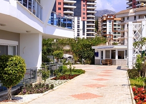 تصاميم مختلفة - دوبلكس غرفتين وصالة ضمن مجمع خمس نجوم في اوبا / الانيا 