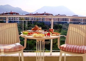 تصاميم مختلفة - دوبلكس غرفتين وصالة ضمن مجمع خمس نجوم في اوبا / الانيا 