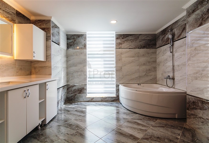 مجمع سكني حديث الإنشاء في منطقة محمودلار – ألانيا