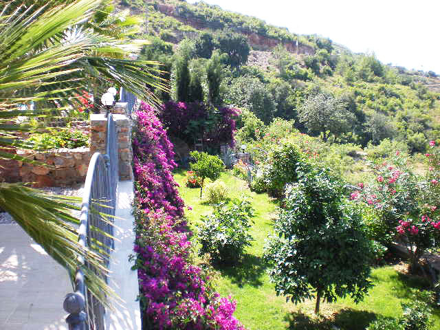 فيلا فاخرة واسعة بإطلالات خلابة على المدينة والبحر الأبيض المتوسط في مركز مدينة الانيا.