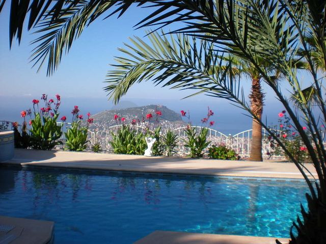 فيلا فاخرة واسعة بإطلالات خلابة على المدينة والبحر الأبيض المتوسط في مركز مدينة الانيا.