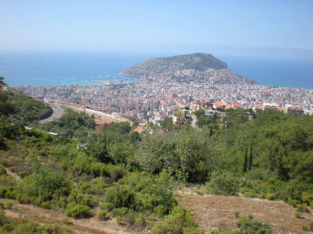 فيلا فاخرة واسعة بإطلالات خلابة على المدينة والبحر الأبيض المتوسط في مركز مدينة الانيا.