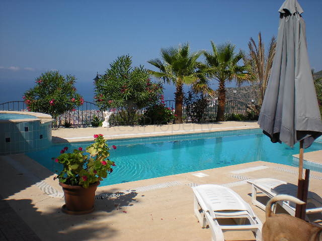 فيلا فاخرة واسعة بإطلالات خلابة على المدينة والبحر الأبيض المتوسط في مركز مدينة الانيا.