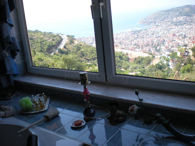 فيلا فاخرة واسعة بإطلالات خلابة على المدينة والبحر الأبيض المتوسط في مركز مدينة الانيا.