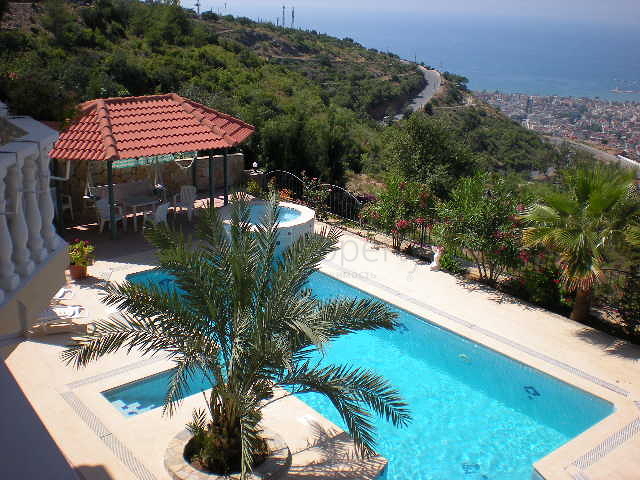 فيلا فاخرة واسعة بإطلالات خلابة على المدينة والبحر الأبيض المتوسط في مركز مدينة الانيا.