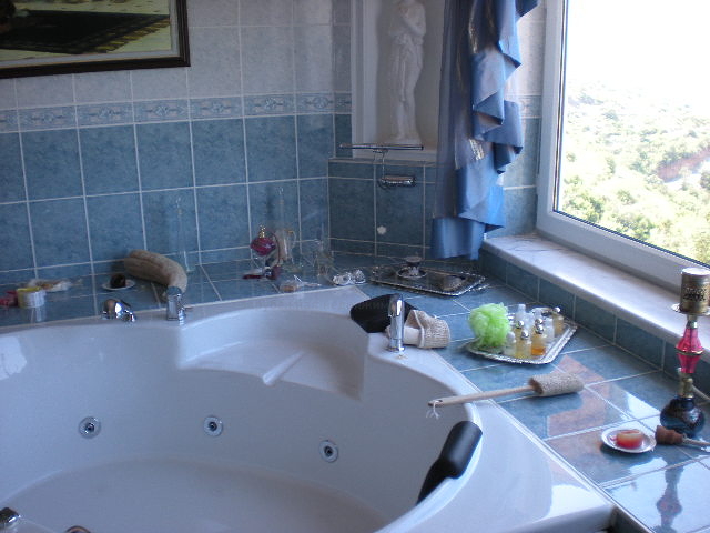 فيلا فاخرة واسعة بإطلالات خلابة على المدينة والبحر الأبيض المتوسط في مركز مدينة الانيا.