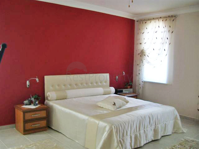 فيلا فاخرة واسعة بإطلالات خلابة على المدينة والبحر الأبيض المتوسط في مركز مدينة الانيا.