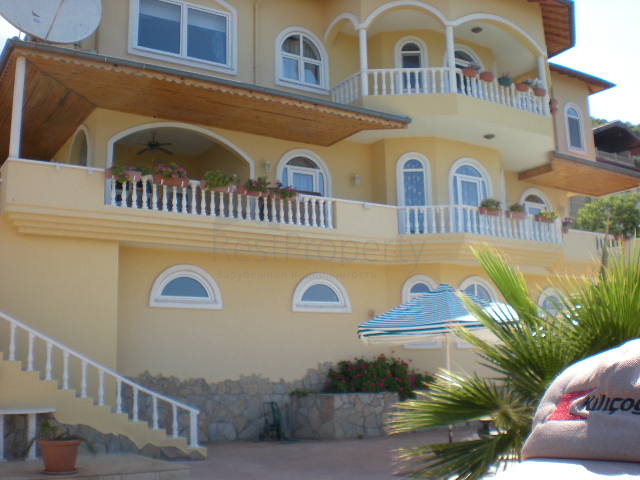 فيلا فاخرة واسعة بإطلالات خلابة على المدينة والبحر الأبيض المتوسط في مركز مدينة الانيا.