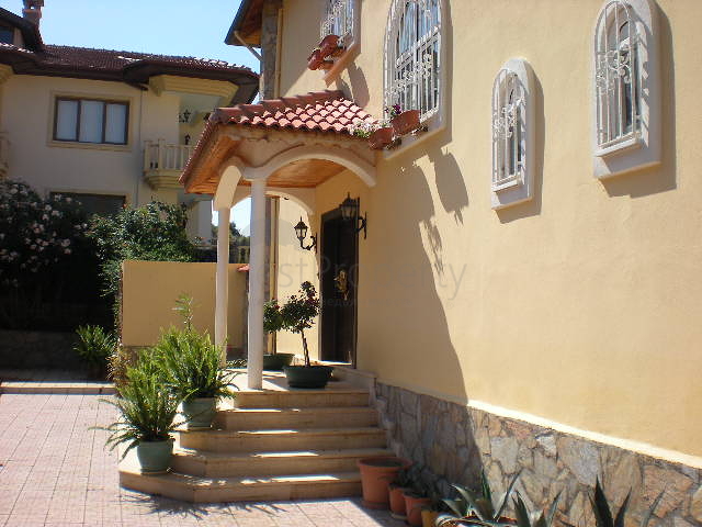 فيلا فاخرة واسعة بإطلالات خلابة على المدينة والبحر الأبيض المتوسط في مركز مدينة الانيا.