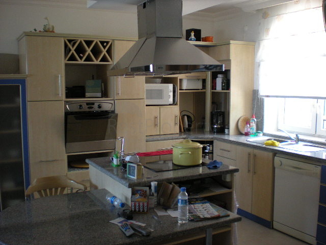 فيلا فاخرة واسعة بإطلالات خلابة على المدينة والبحر الأبيض المتوسط في مركز مدينة الانيا.