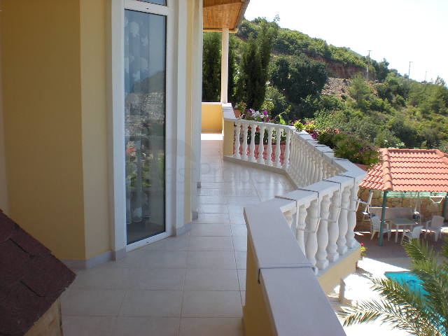 فيلا فاخرة واسعة بإطلالات خلابة على المدينة والبحر الأبيض المتوسط في مركز مدينة الانيا.