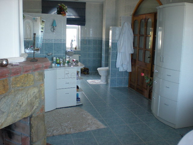 فيلا فاخرة واسعة بإطلالات خلابة على المدينة والبحر الأبيض المتوسط في مركز مدينة الانيا.